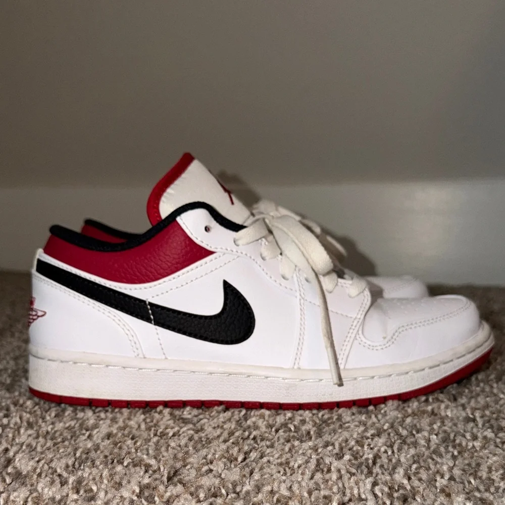 Nike Air Jordan 1 Low Men’s 7.5 Red Black White - Picture 2 of 13